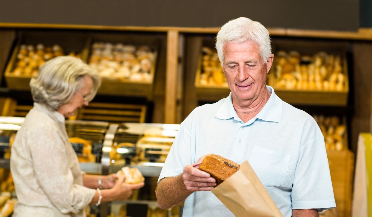 Umirovljenik kupuje kruh