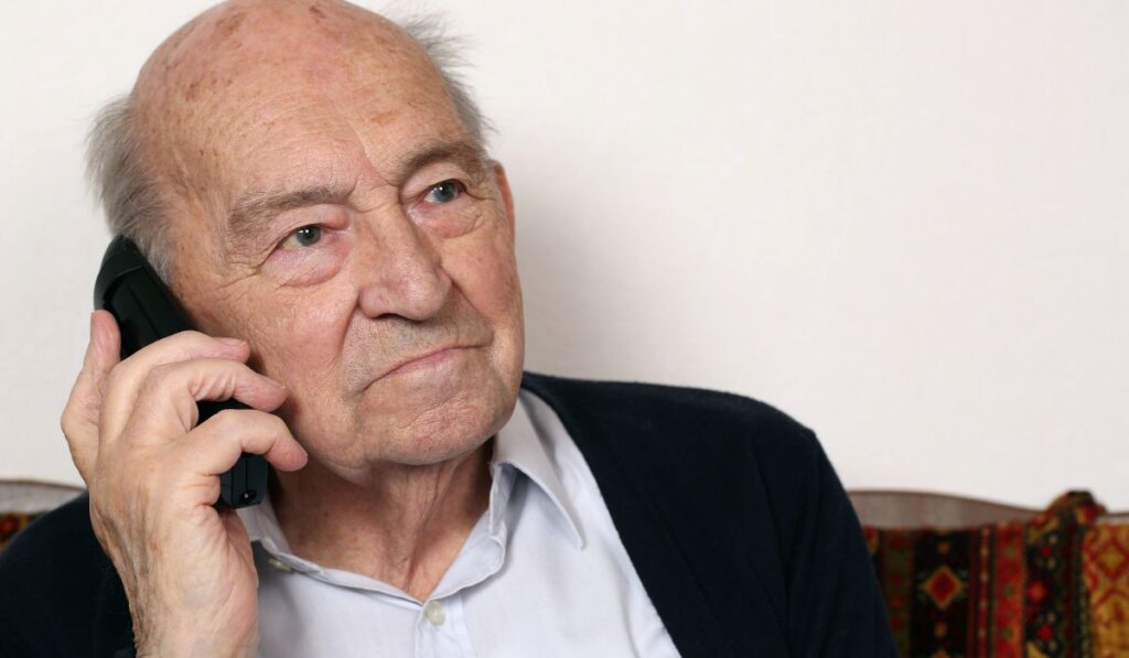 Umirovljenik razgovara na telefon