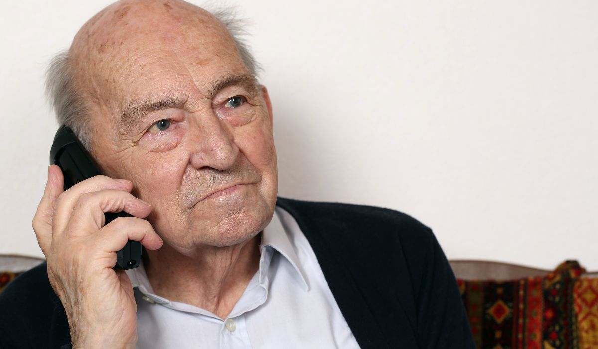Umirovljenik razgovara na telefon