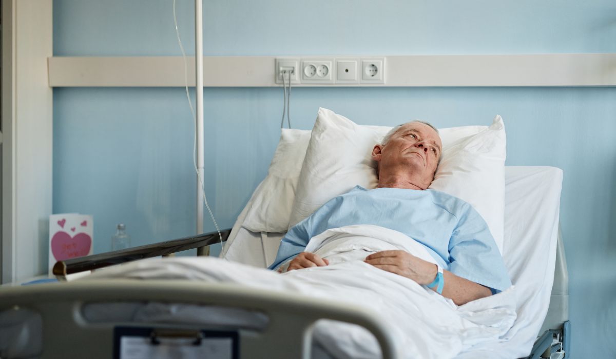 Umirovljenik u bolničkom krevetu