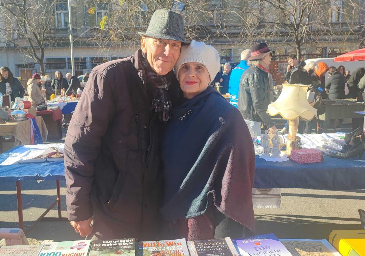 Umirovljenici Rajko i Nada pored svojeg štanda s knjigama na sajmu antikviteta na Britanskom trgu