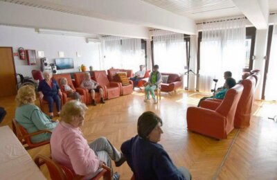 Umirovljenici sjede u narančastim foteljama u Domu za starije osobe Alfredo Štiglić Pula