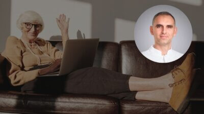 Umirovljenica ležu na kauču i u krilu ima laptop / fizijatar ivan galić