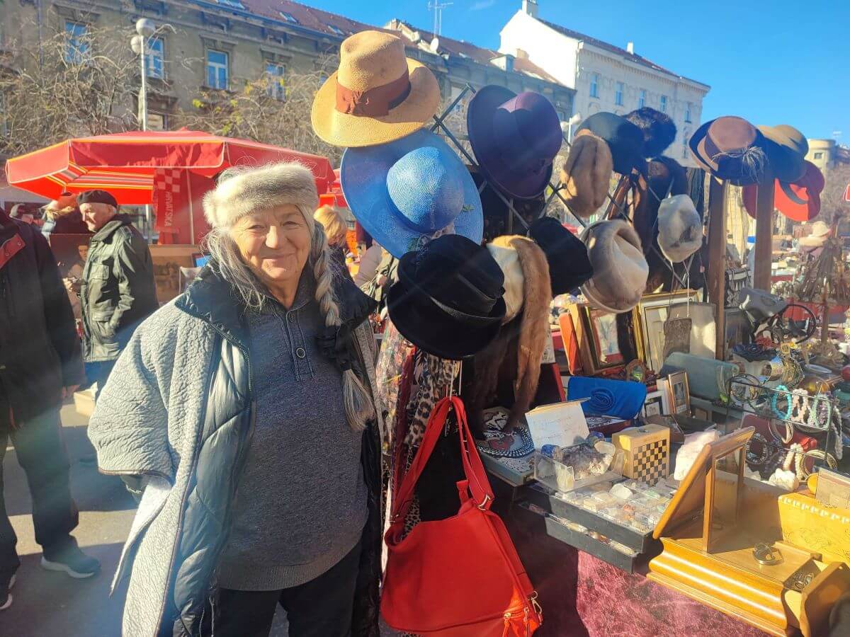 Umirovljenica Đurđica na sajmu antikviteta