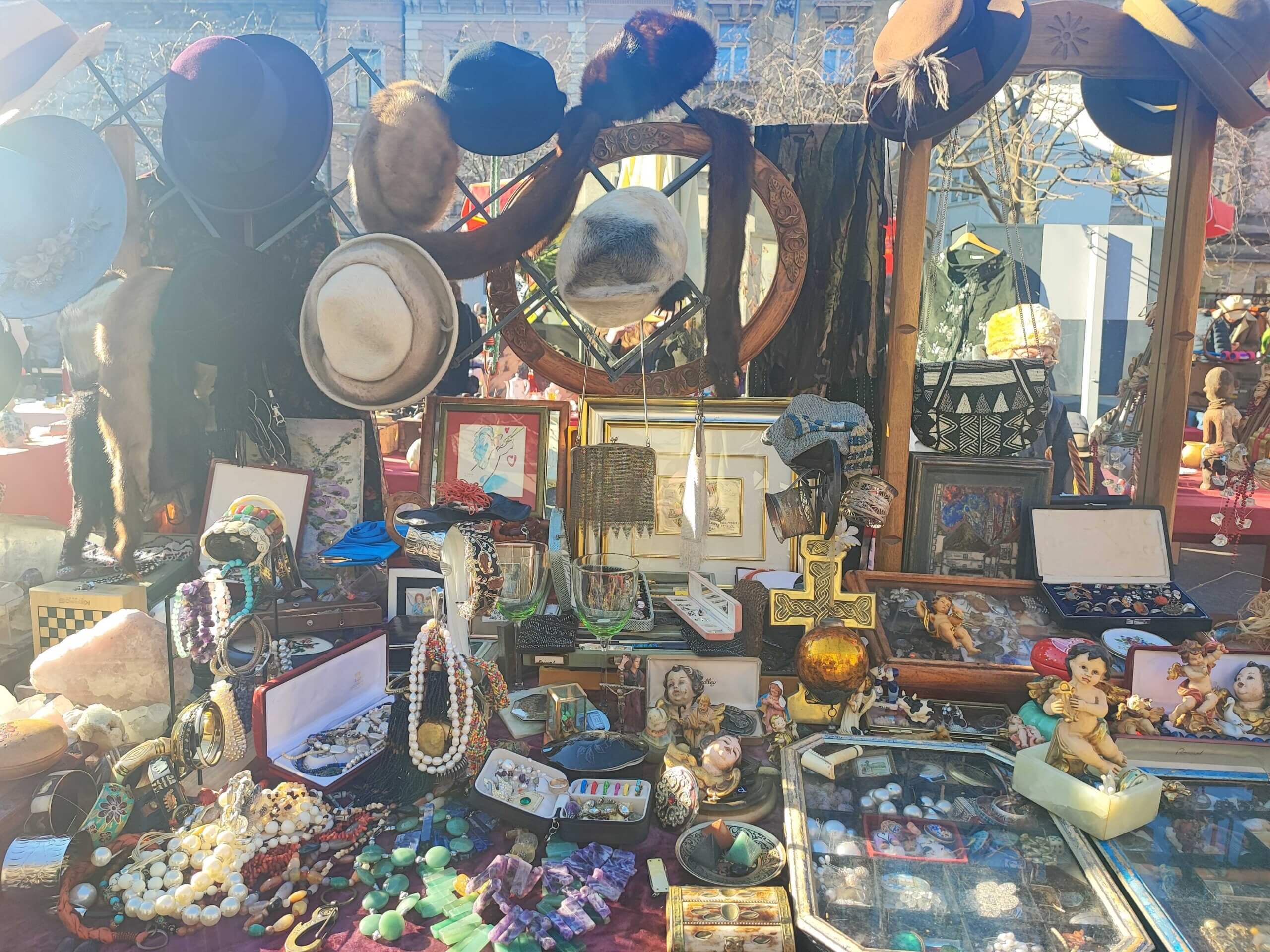 Štand sa šeširima, nakitom i anđelima na sajmu antikviteta na Britanskom trgu