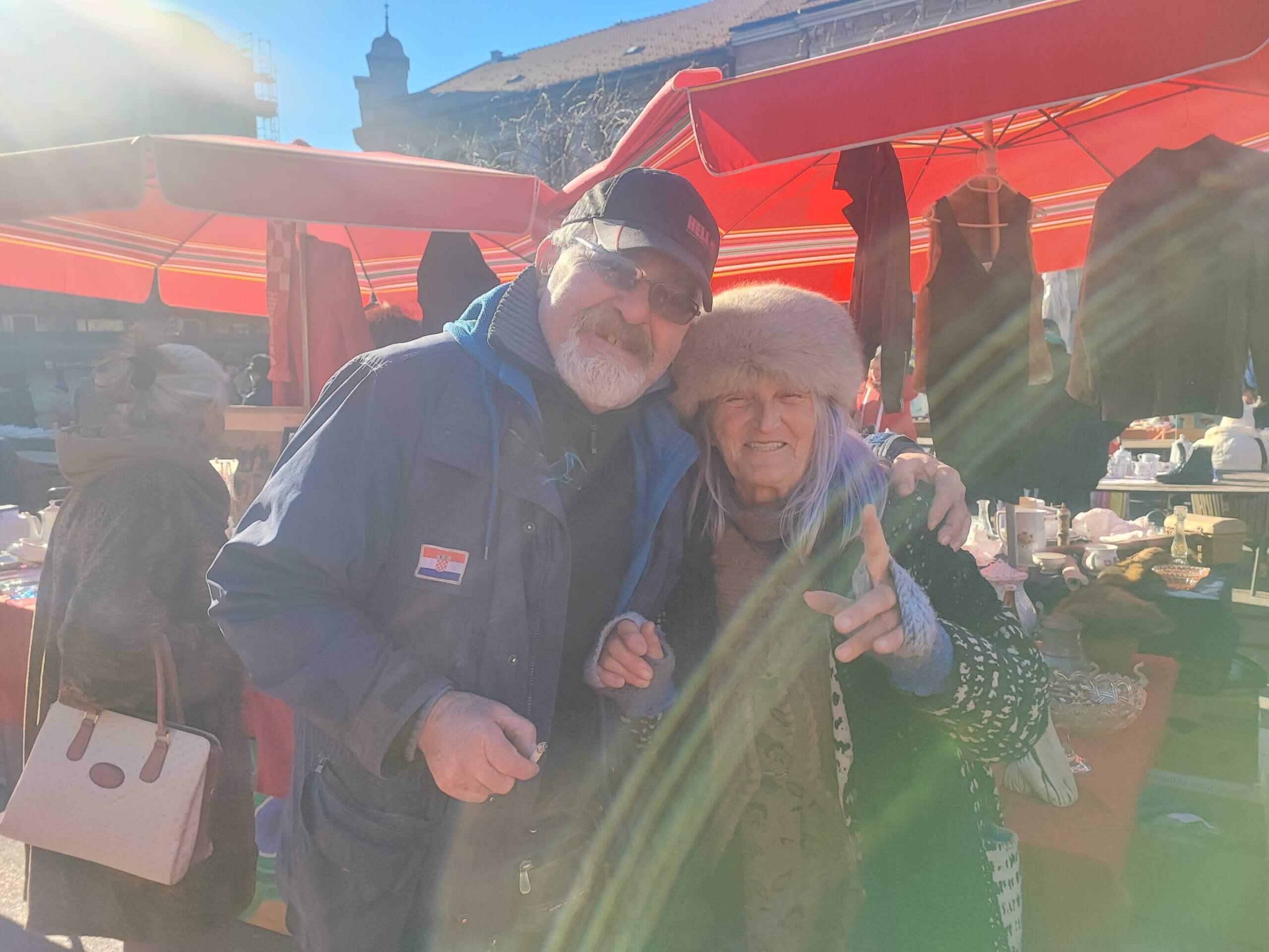 Umirovljenica Duška i Ante, prodavači na sajmu antikviteta Britanski trg