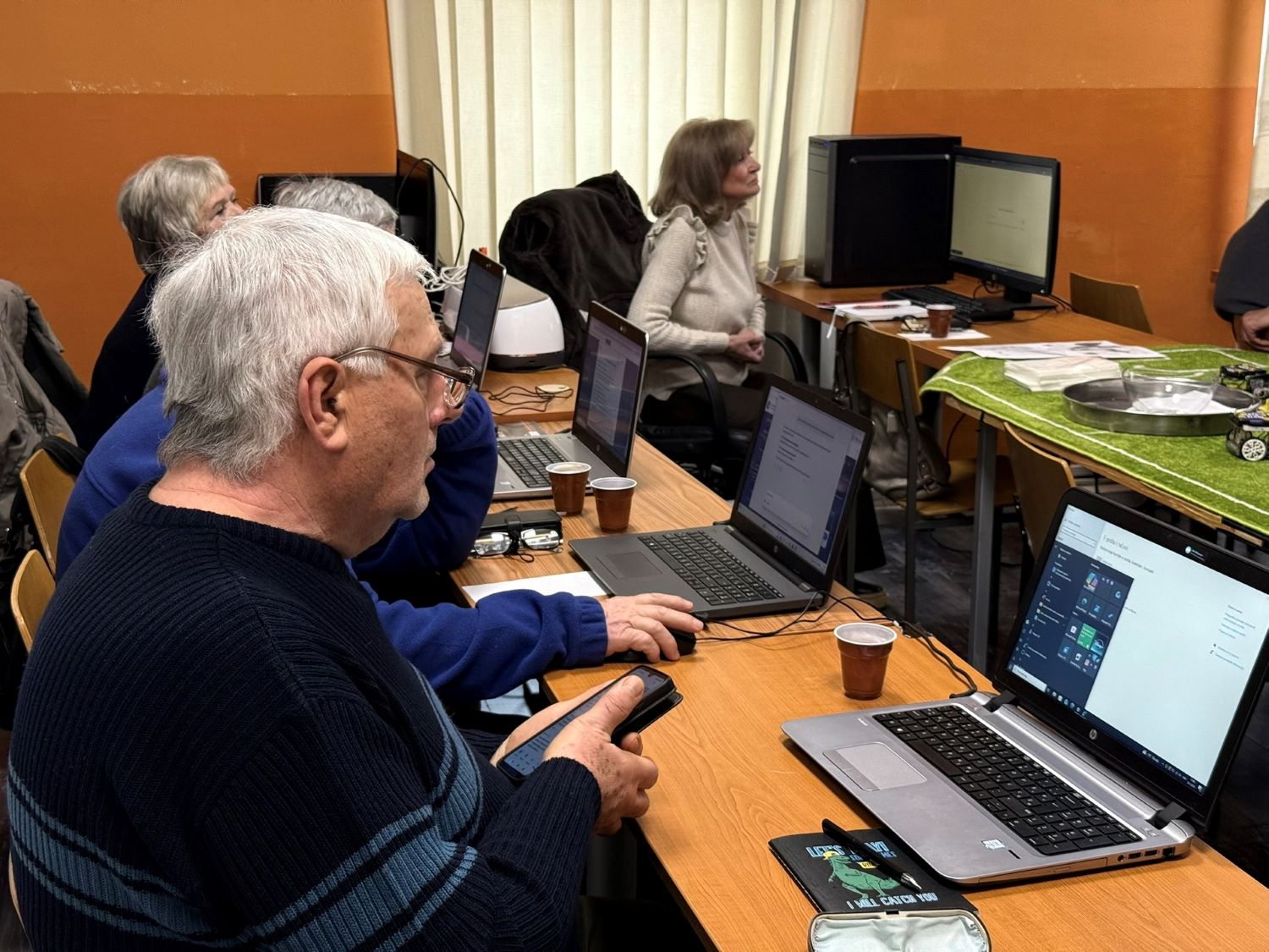 Umirovljenik_na mobitelu