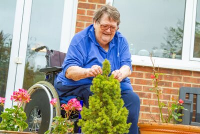 Umirovljenica u invalidskim kolicima