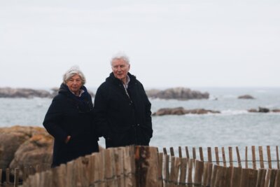 Umirovljenici šeću pored mora