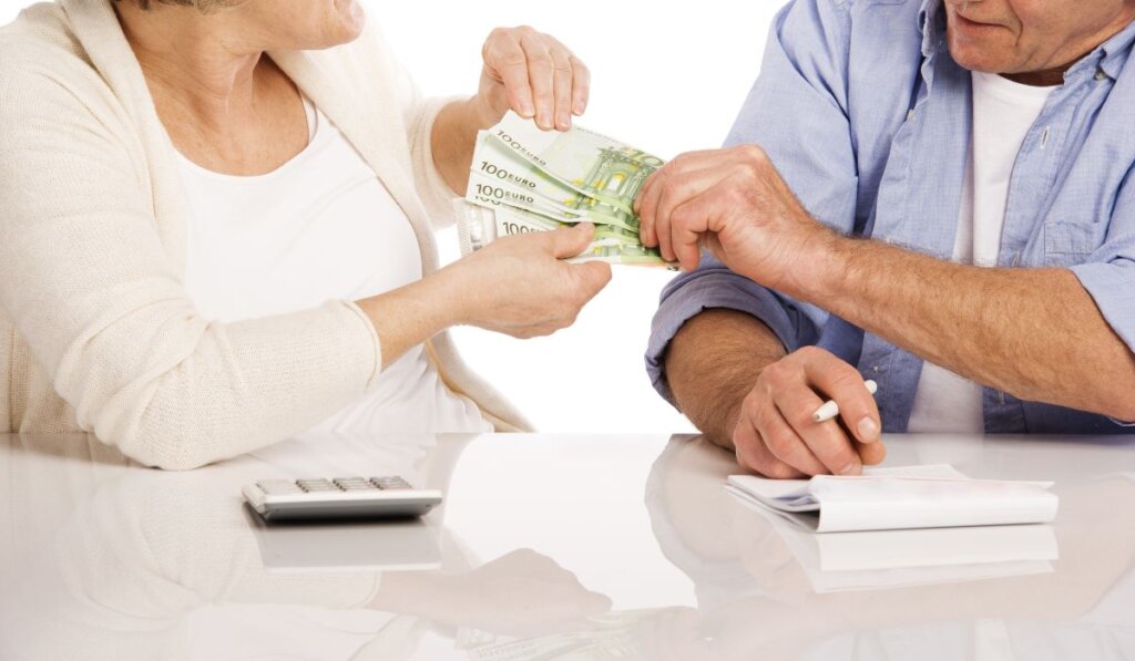 Umirovljenici drže novac