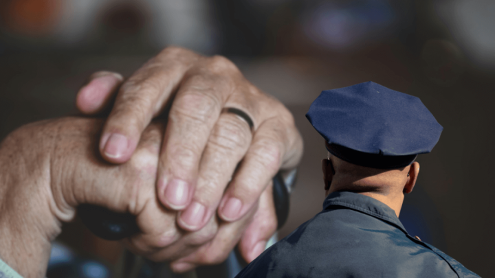 Starijoj ženi provalili u auto: Ukradena joj odjeća, pokloni i hladnjak