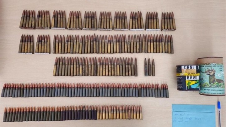 Kninska policija upala umirovljenici u kuću: Našli velike količine streljiva i baruta