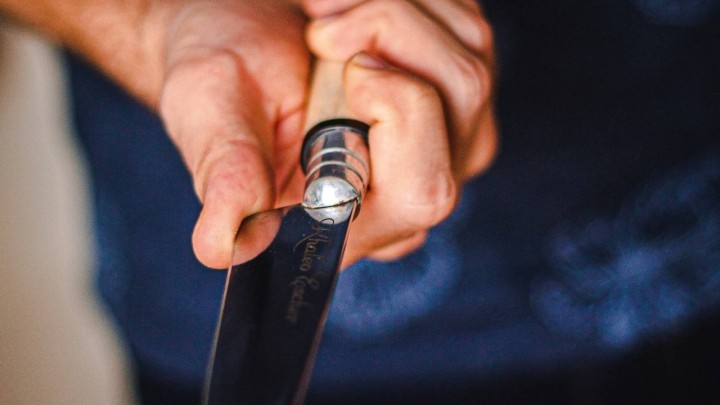 Nakon svađe umirovljenik ozlijedio oštrim predmetom blisku osobu, a ona pobjegla potražiti pomoć