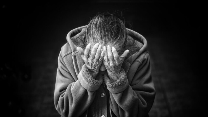 Maskirani muškarci upali u kuću 64-godišnjakinje, nju i trudnicu istukli, vezali pa pobjegli s novcem