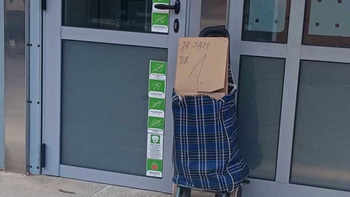 Foto dana: Umirovljenik rezervirao mjesto ispred banke s kolicima za kupovinu