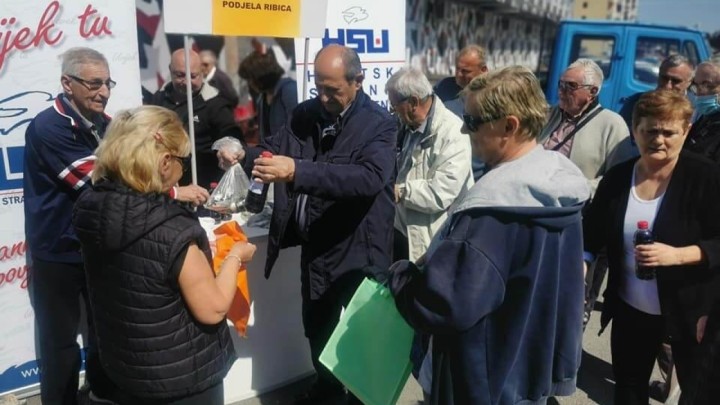 HSU stanovnicima kontejnerskog naselja u Petrinji podijelio prigodne poklone
