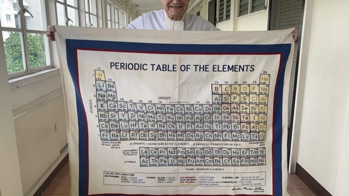 Umirovljeni učitelj na velikom platnu ručno izvezao Periodni sustav elemenata