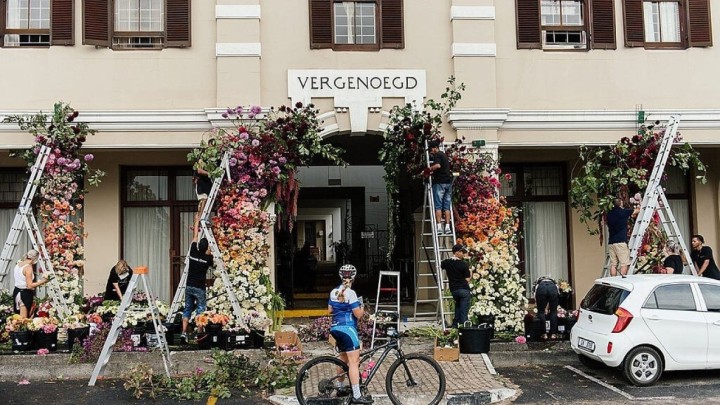 Sezona svatova je otkazana. Cvjećari "bombardirali" jedan Dom za starije šarenim bojama