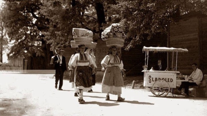 Predivni prizor: Pralje prolaze pokraj sladoledara na Maksimiru 1948.