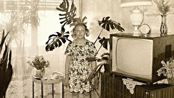 Djevojčica u dnevnom boravku kakvog pamtimo iz "ludih" sedamdesetih