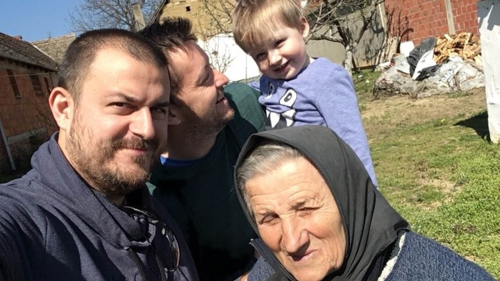 'Lovac' objavio međugeneracijski selfi, od praunuka do prabake!
