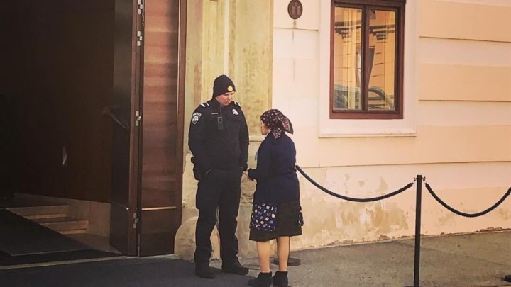 Baka došla na Markov trg tražiti telefonski broj od premijera