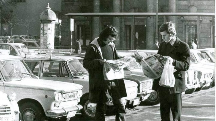 Retrospektiva: Prizor listanja novina na ulici kakav se danas vrlo rijetko viđa