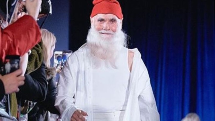 Bake, biste li se ljutile da vam ovaj modni Djedica donese poklon ispod bora?