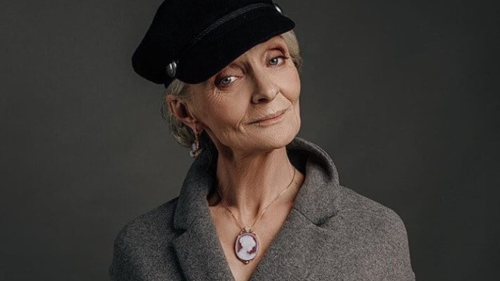 Moda ne poznaje godine: Stariji model sijede kose zna kako nositi jesenji trend