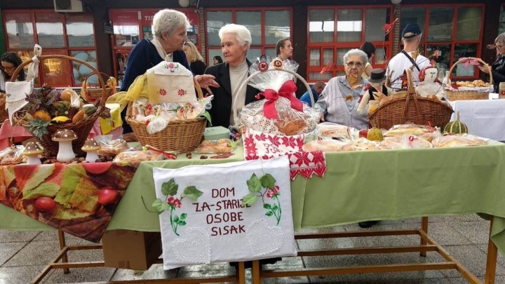 Umirovljenice na Danima kruha predstavile domaće proizvode i plodove zemlje