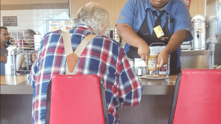 Dobrota se isplati: Pomogla nemoćnom starijem gospodinu izrezati hranu, gradonačelnik joj dao stipendiju za fakultet