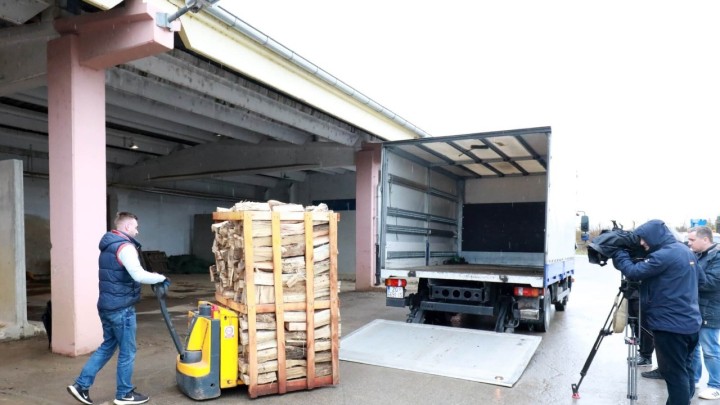 Dobre vijesti za potrebite: Počela podjela drva za ogrjev od stabala srušenih u ljetnom nevremenu