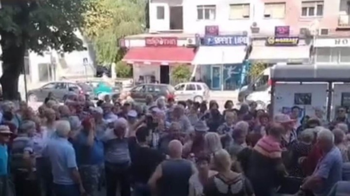 Umirovljenici ne odustaju od svojih zahtjeva: Pozvali ministricu na paprike i blokirali izlaz iz jednog grada