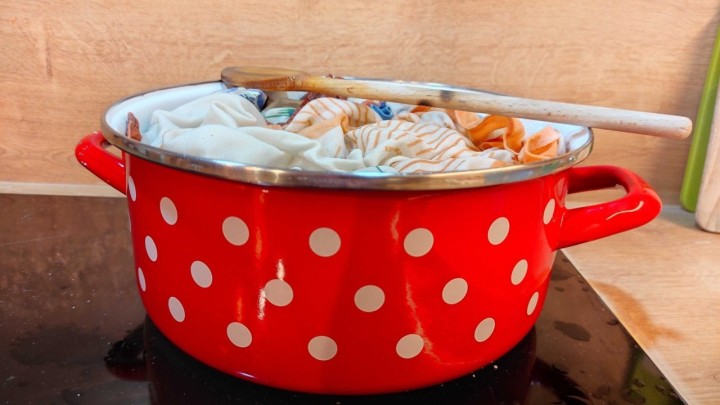 Isprobali smo trik uklanjanja mrlja s krpa pomoću jednog sastojka iz kuhinje, evo kako je ispalo