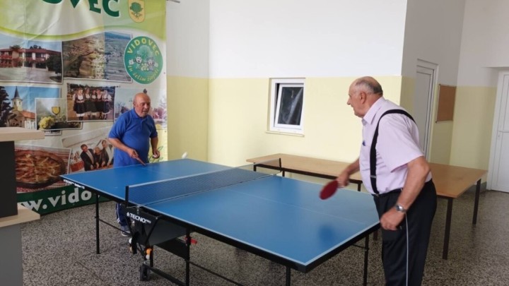 Osobe oboljele od Parkinsonove bolesti u jednoj općini mogu igrati stolni tenis kao dio terapijskog vježbanja