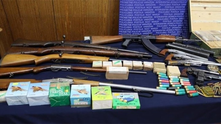 Prijeti mu zatvor: Umirovljenik u kući držao oružja za manju pješačku jedinicu