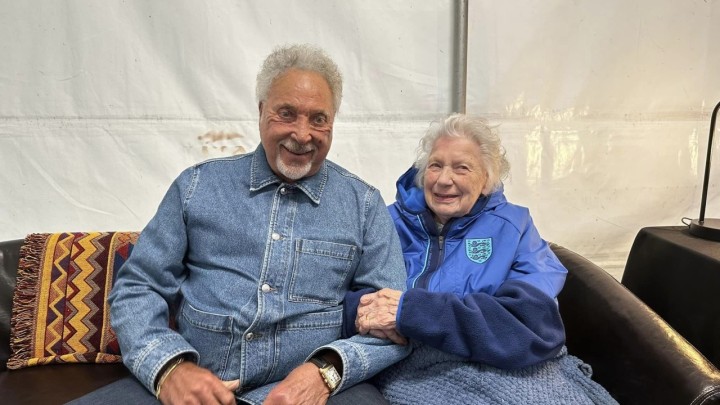 Posebno iznenađenje: Tom Jones ispunio želju jednoj 96-godišnjakinji, evo kako je sve izgledalo