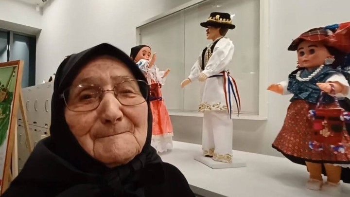 Kata ima 85 godina i dalje izrađuje male narodne nošnje, a pomaže joj snaha