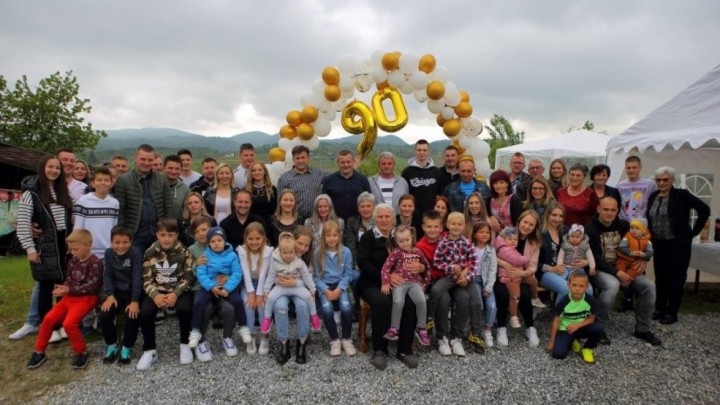 Baka Agata proslavila 90. rođendan uz veliko društvo: Osim obitelji, došli su susjedi i prijatelji