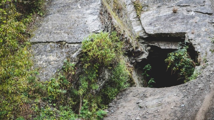 Umirovljenik sam zakrpao rupu na cesti, a sada mora platiti veliku kaznu