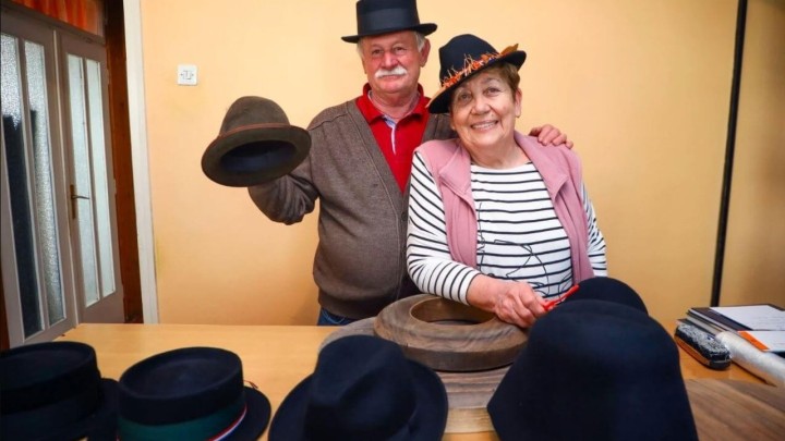 Bračni par iz Križevaca i dalje radi šešire: 'Prije niste mogli zakopati čovjeka bez šešira, a danas ih nitko ne kupuje'