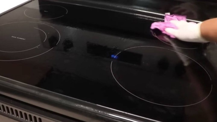 Ne znate kako otopiti masnoću s ploče za kuhanje? Donosimo jednostavno rješenje