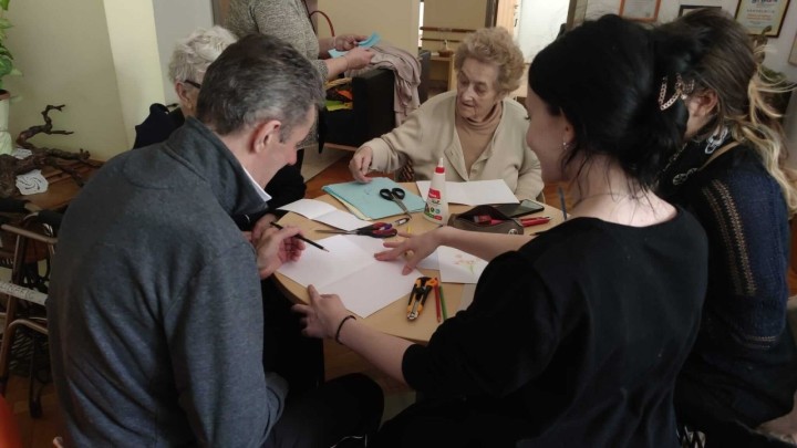 Učenici i umirovljenici družili se u Domu za starije osobe i izrađivali ukrase od papira