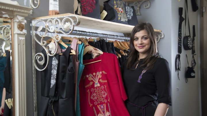 Etno Mara: Hrvatski brend odjeće i predmeta s pleterima, glagoljicom, zlatovezom, a njihove stvari nosi i bivša predsjednica