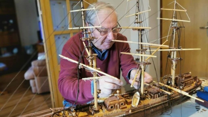 Umirovljenik s nekoliko hobija: Sakuplja kovanice, radi brodove i iznajmljuje apartmane