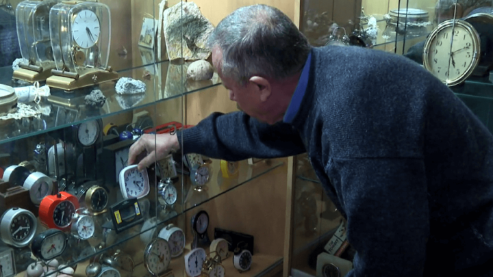 Ovaj 73-godišnjak i dalje popravlja satove svojih građana, a uz to i svake godine pliva maraton