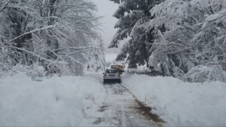 Lika zimi: Crveni križ se probija do zabačenih mjesta uz pomoć ralice, stariji sami čiste snijeg