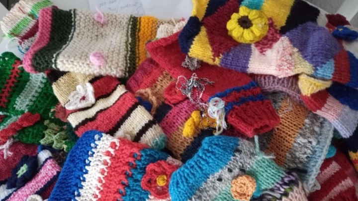 Pletenje i demencija: 'Rukavić okupira ruke oboljelih što na njih djeluje umirujuće, a ima koristi i za one koji ga pletu'