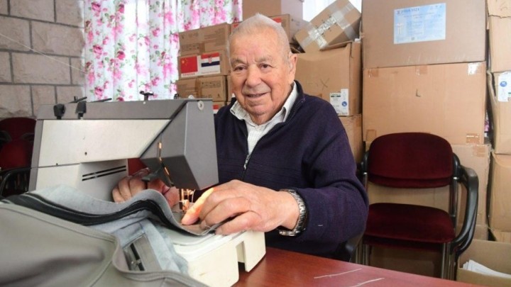 Ovaj 91-godišnji umirovljenik živi u domu, šije bez naočala, a ima i bogatu životnu priču