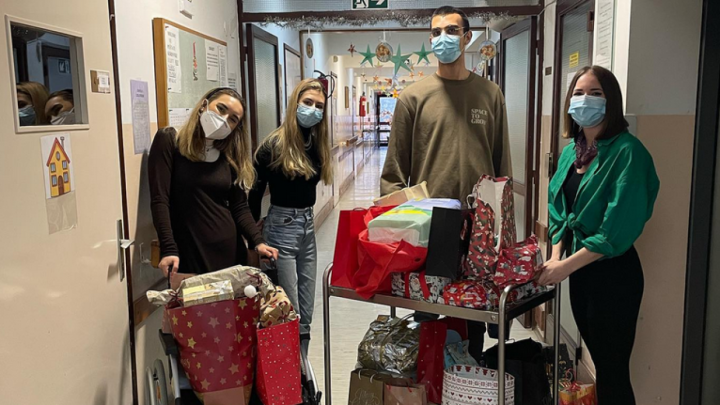 Studenti posjećuju domove za starije i poklonima uveseljavaju umirovljenike: 'Bilo je suza radosnica'